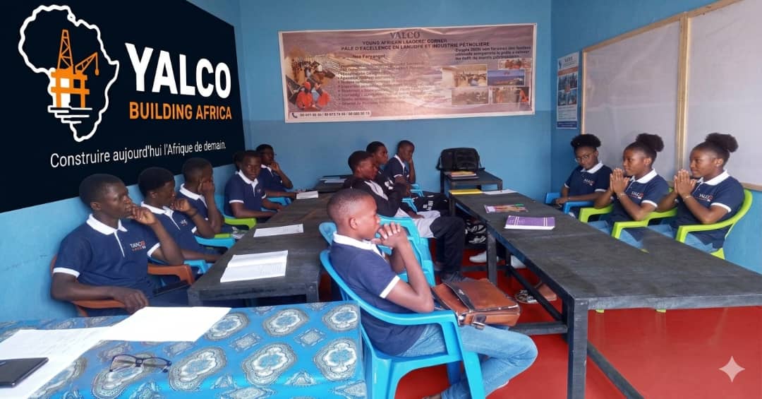 Étudiants YALCO en salle de classe, uniforme bleu marine
